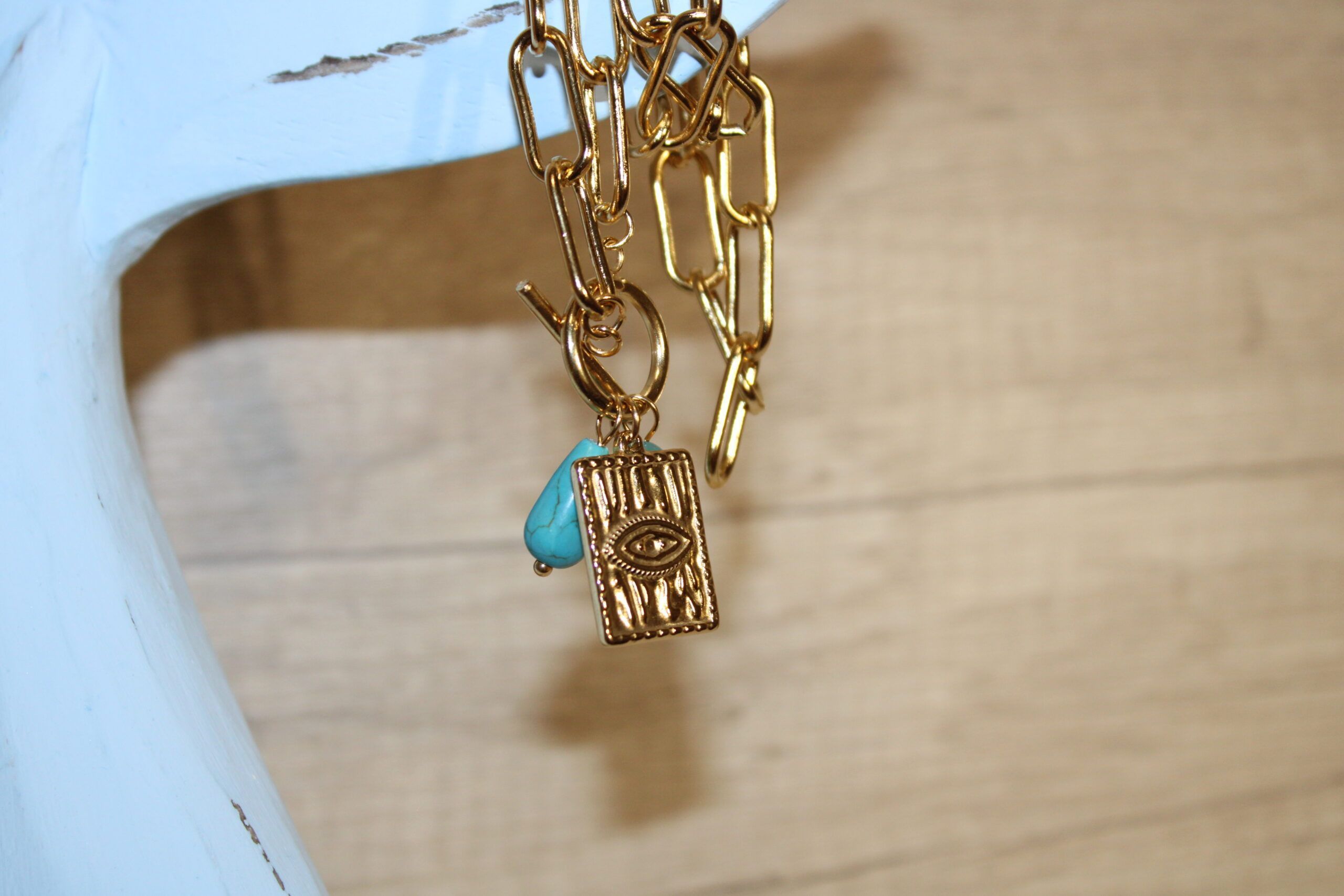 Collar Dorado con Medallón