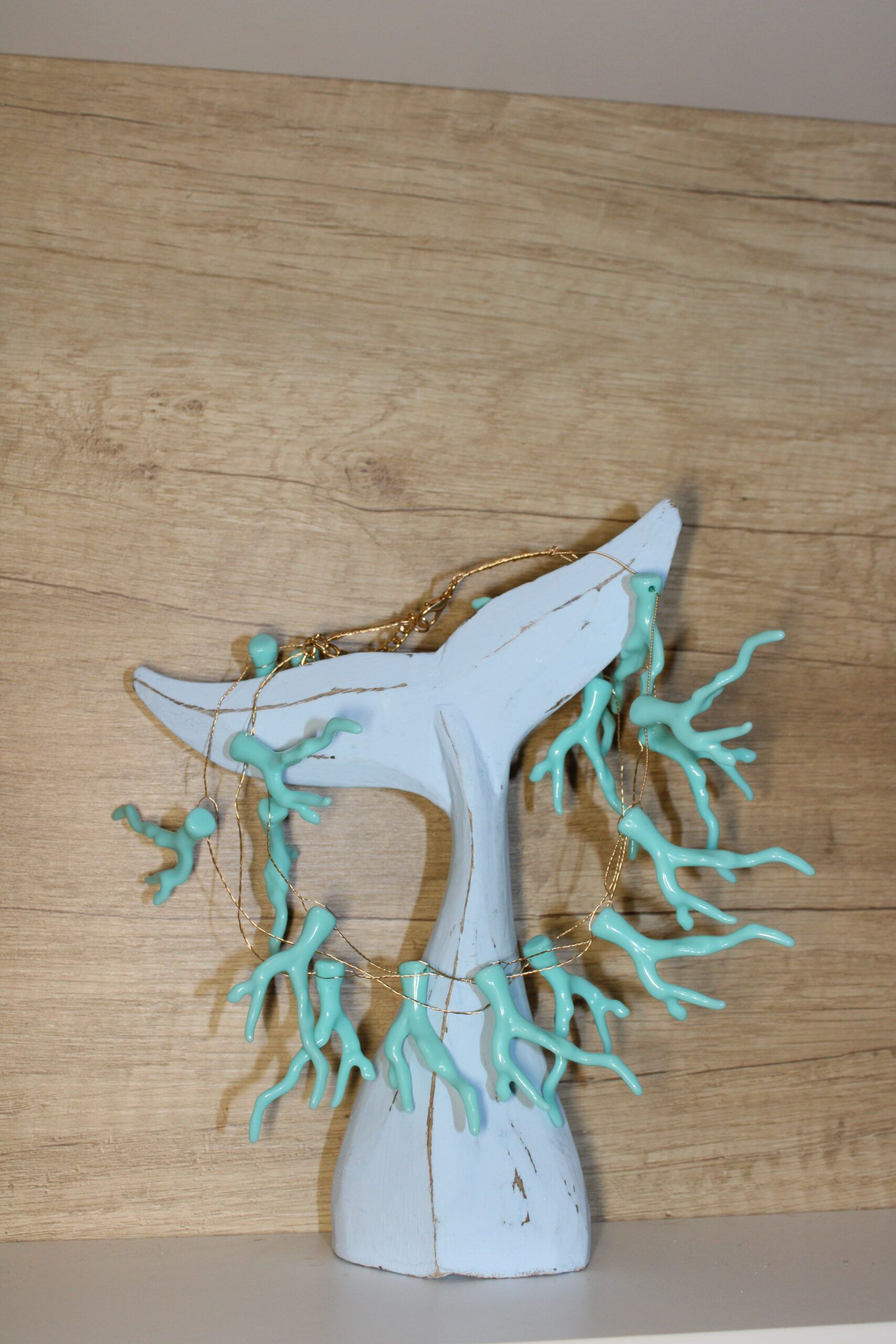 Collar coral turquesa.