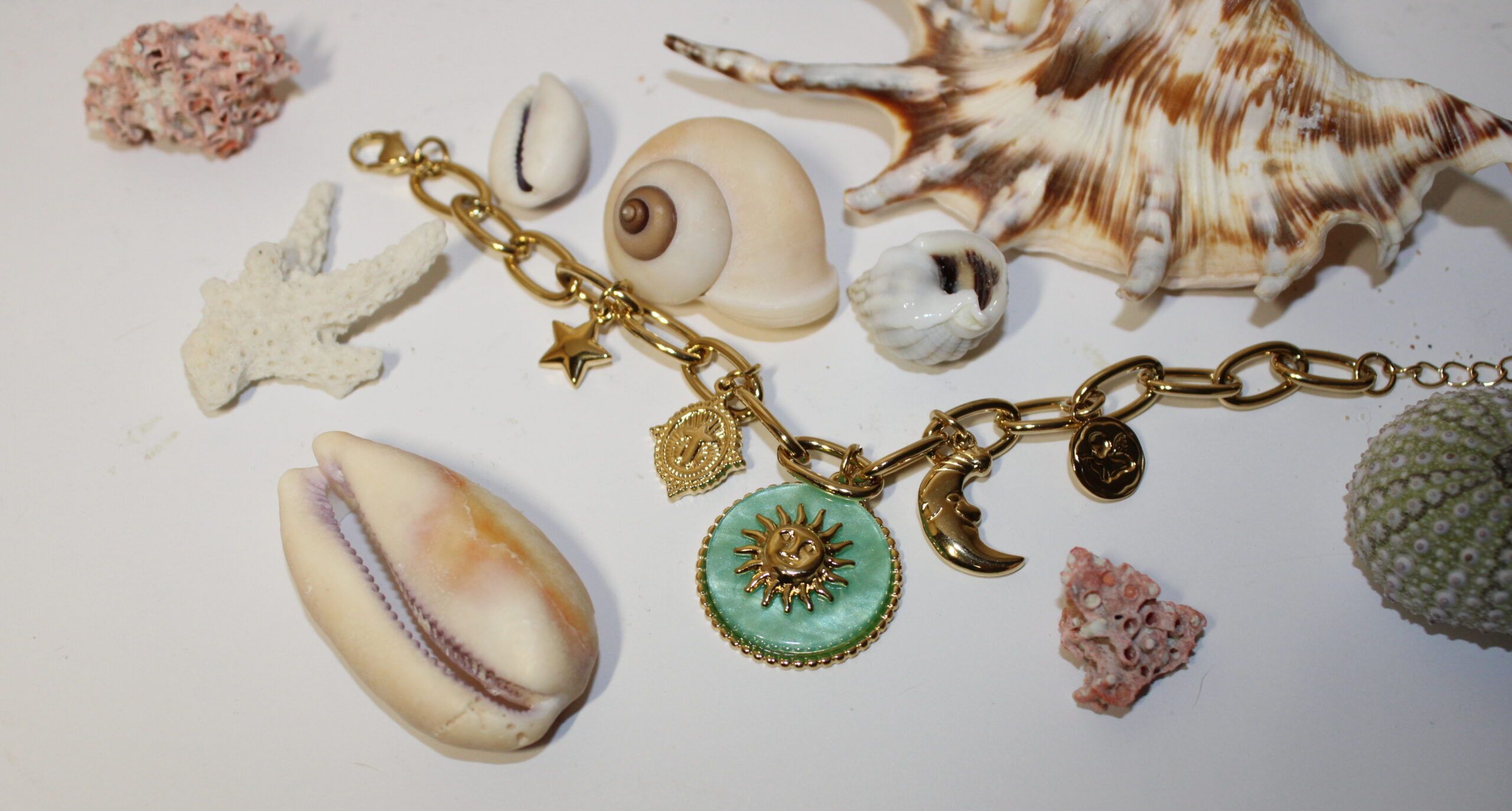 Pulsera Ajustable de Acero con Colgantes y Medallón Grande