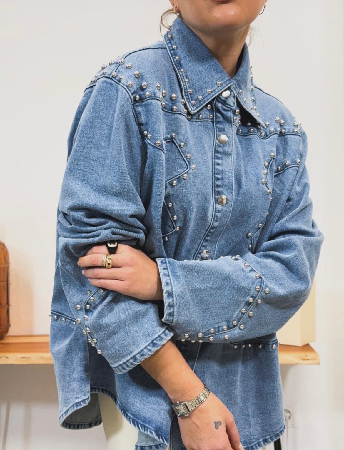 Chaqueta Vaquera Oversize con Tachuelas – Talla Única M/L | Estilo Boho Chic